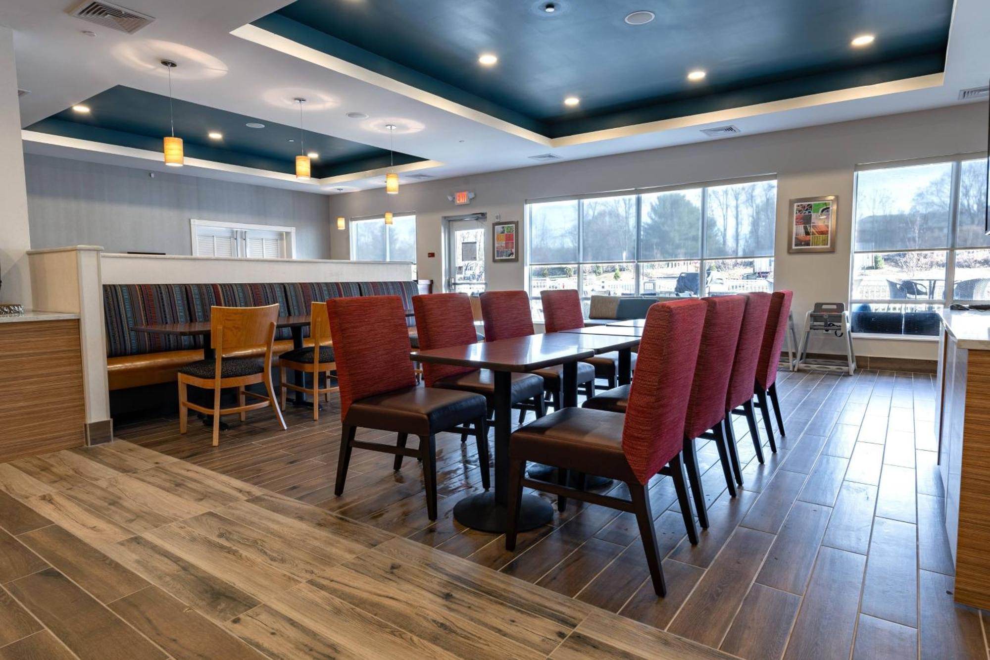 Towneplace Suites By Marriott Клинтън Екстериор снимка